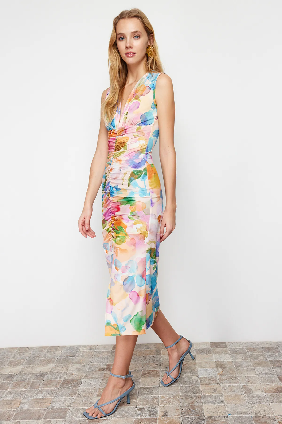 Trendyol Collection  Figurbetontes/figurbetontes Midi-Bleistiftkleid aus Strick mit Blumenmuster und Raffung, flexiblem Detail TWOSS23EL00751