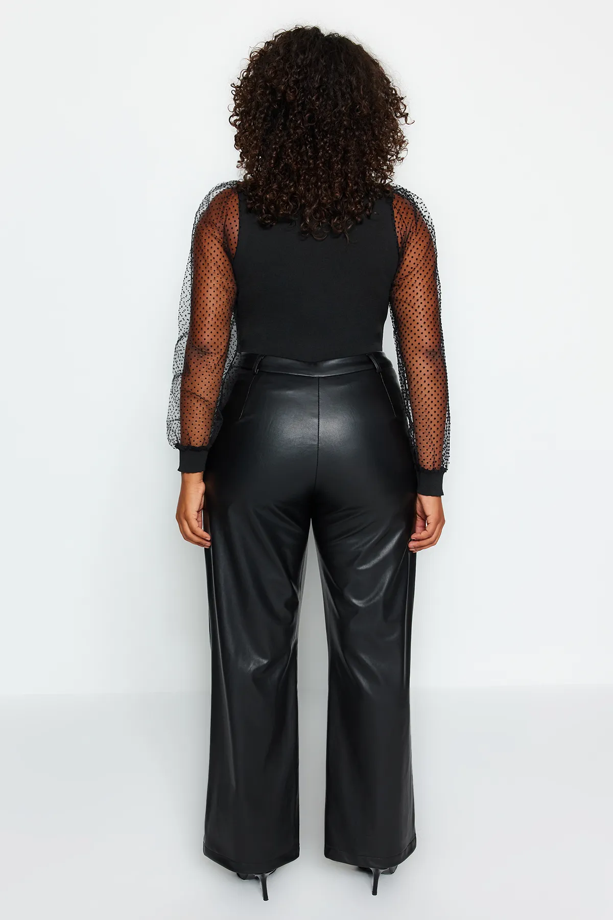 Trendyol Curve  Schwarze, weit geschnittene Hose aus gewebtem Kunstleder