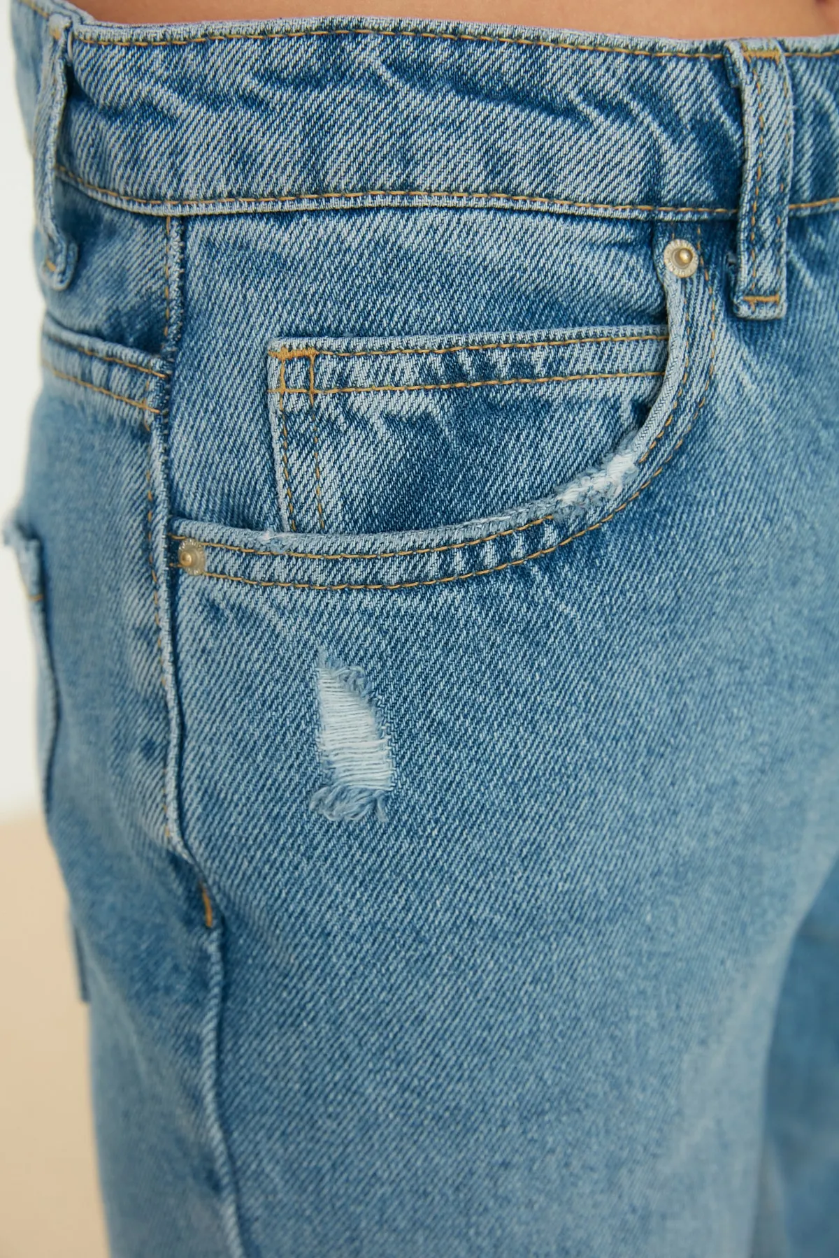Trendyol Collection  Blaue Schlagjeans mit zerrissenem Detail und hoher Taille TWOSS22JE0440