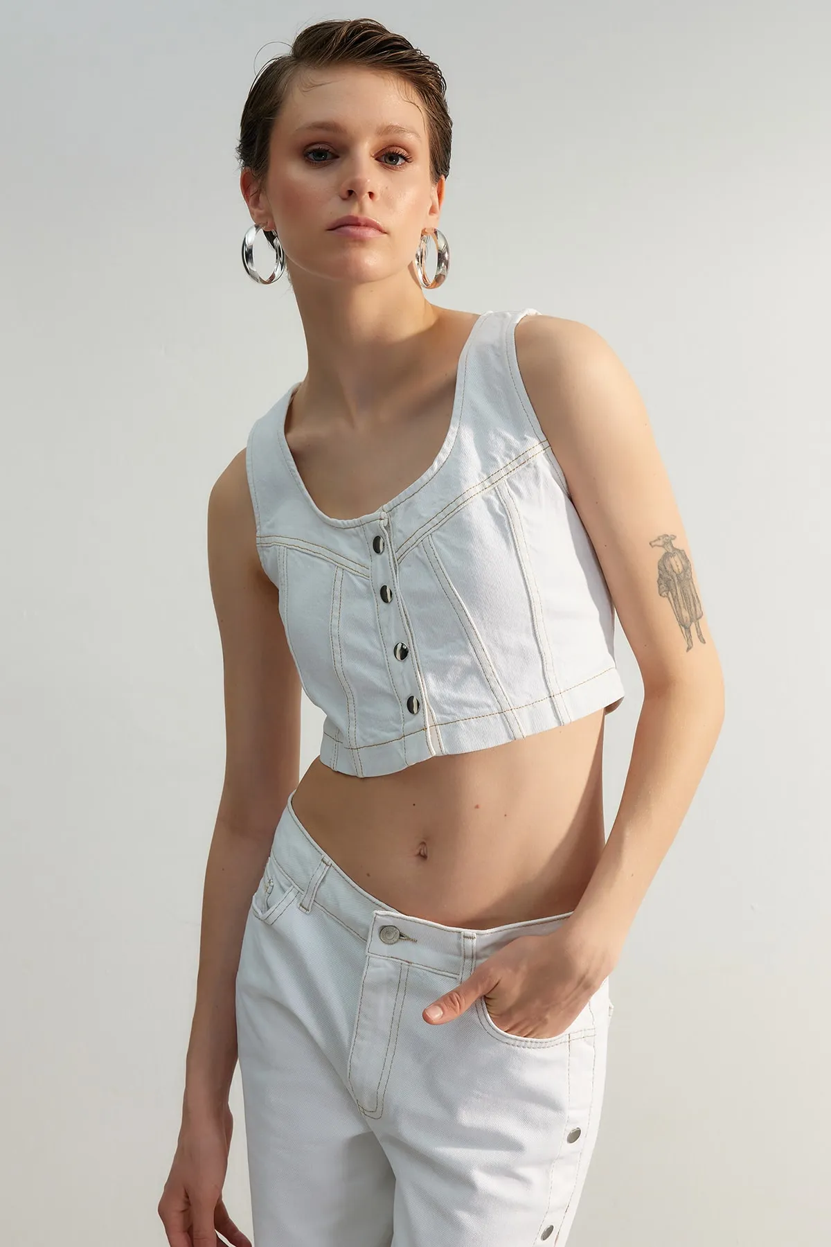 Trendyol Collection  Weißes Jeans-Bustier in limitierter Auflage mit Nieten-Detail TWOSS23BS00015