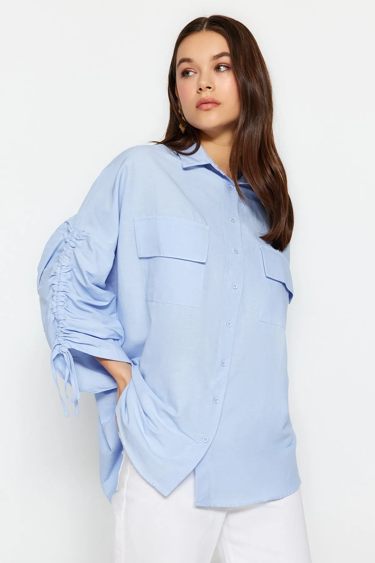 Trendyol Modest  Hellblaues Hemd aus gewebter Baumwolle mit verstellbaren Ärmeln und Kordelzug TCTSS23TG00011