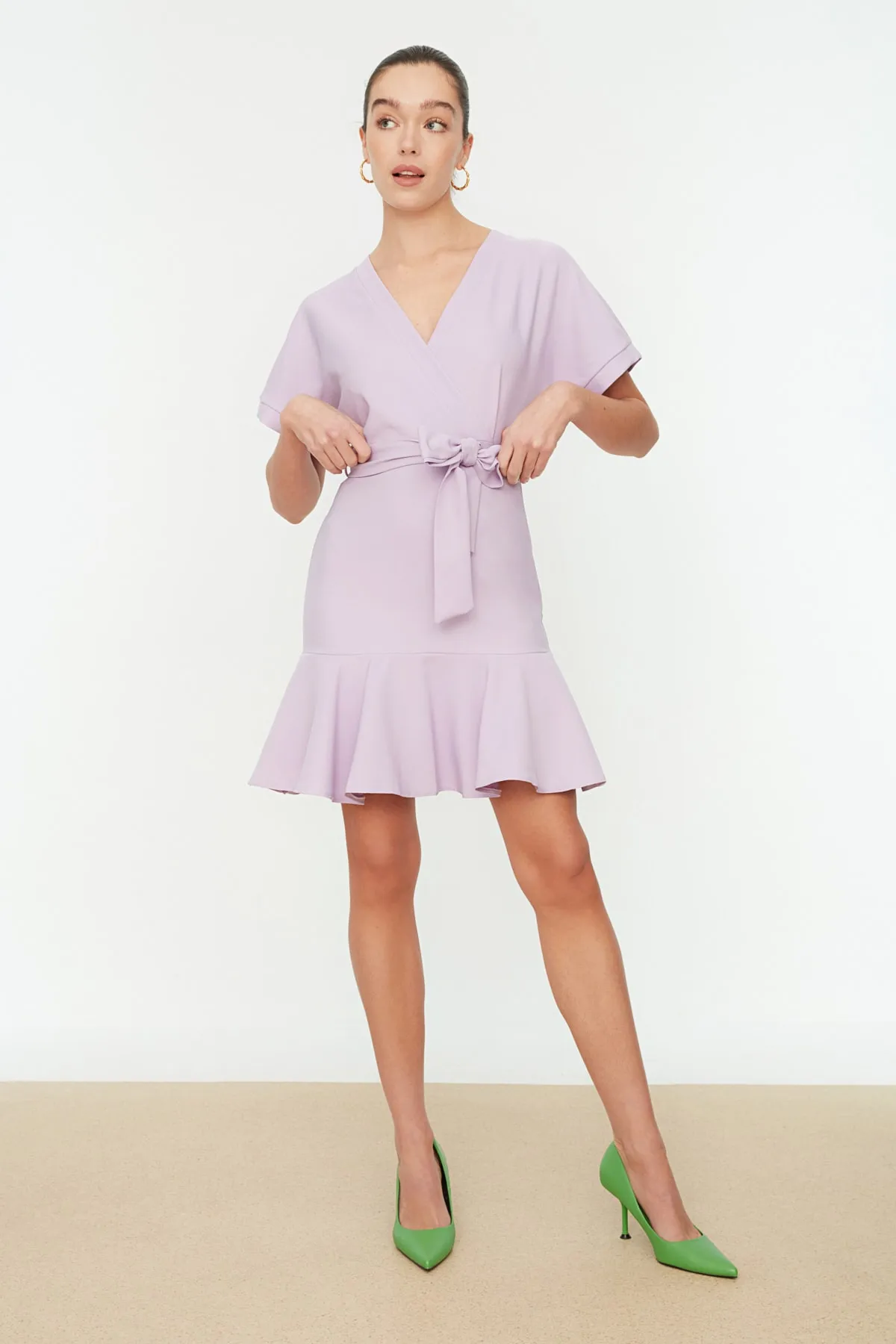 Trendyol Collection  Fliederfarbenes Volant-Webkleid mit Gürtel TWOSS20EL0944