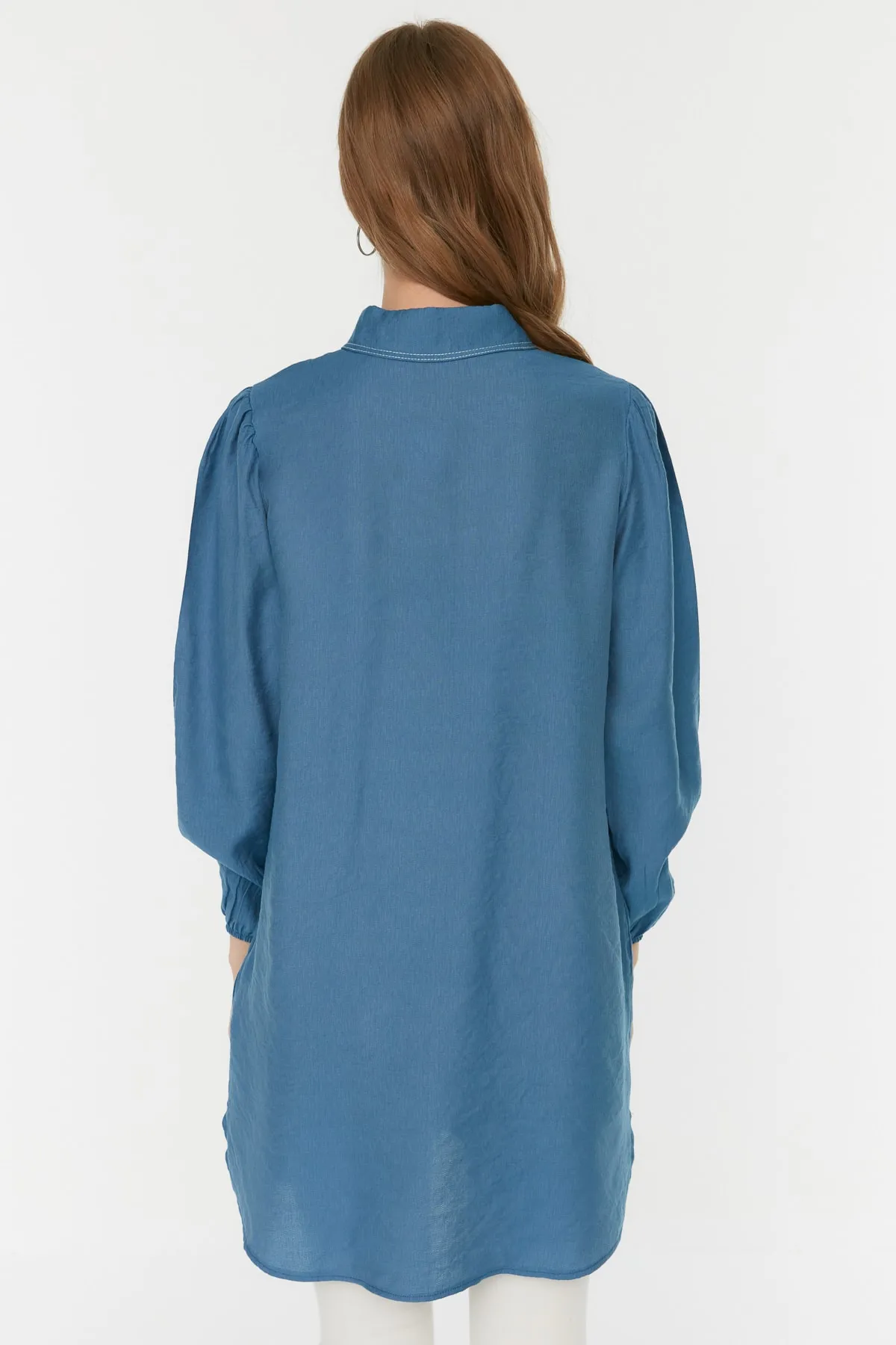 Trendyol Modest  Indigofarbenes Hemd aus gewebtem Leinen-Look mit Kontrastnähten und natürlichem Stoff TCTSS22GO0380