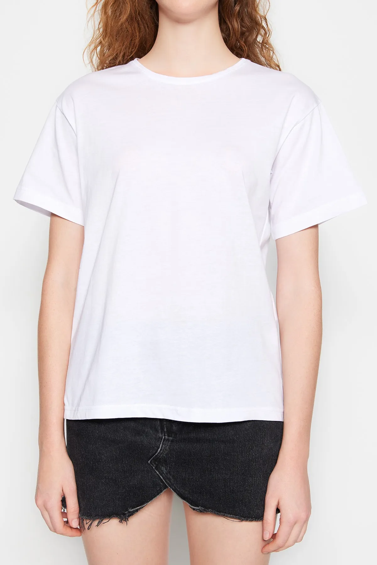 Trendyol Collection  Weißes, übergroßes/weites Strick-T-Shirt mit Rundhalsausschnitt, 100 % Baumwolle, TWOSS20TS0134