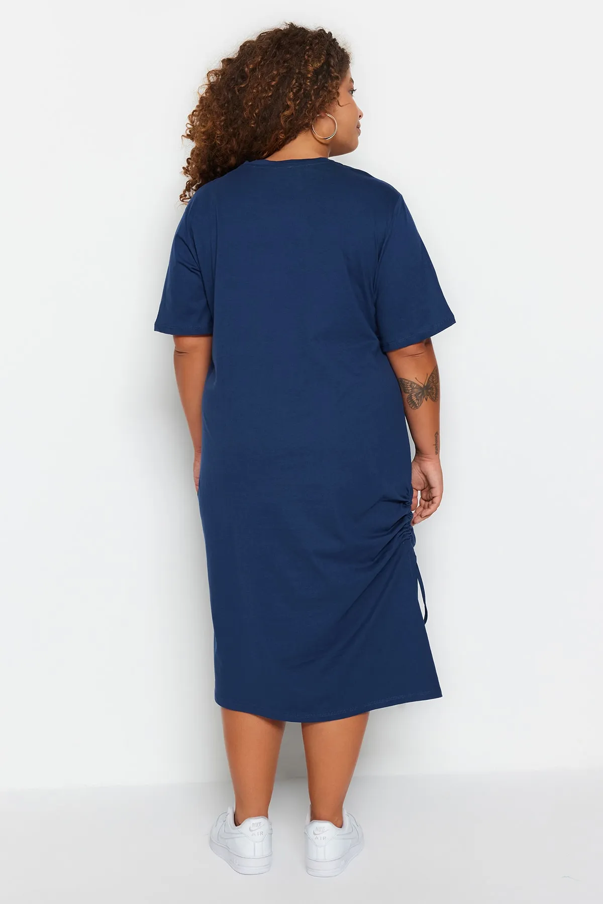 Trendyol Curve  Marineblaues, seitlich gerafftes und geschlitztes Strickkleid mit Rundhalsausschnitt TBBSS23AH00155