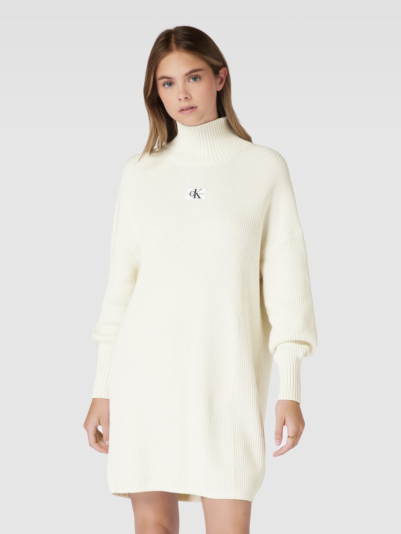 Strickkleid mit Stehkragen und Label-Patch in offwhite
