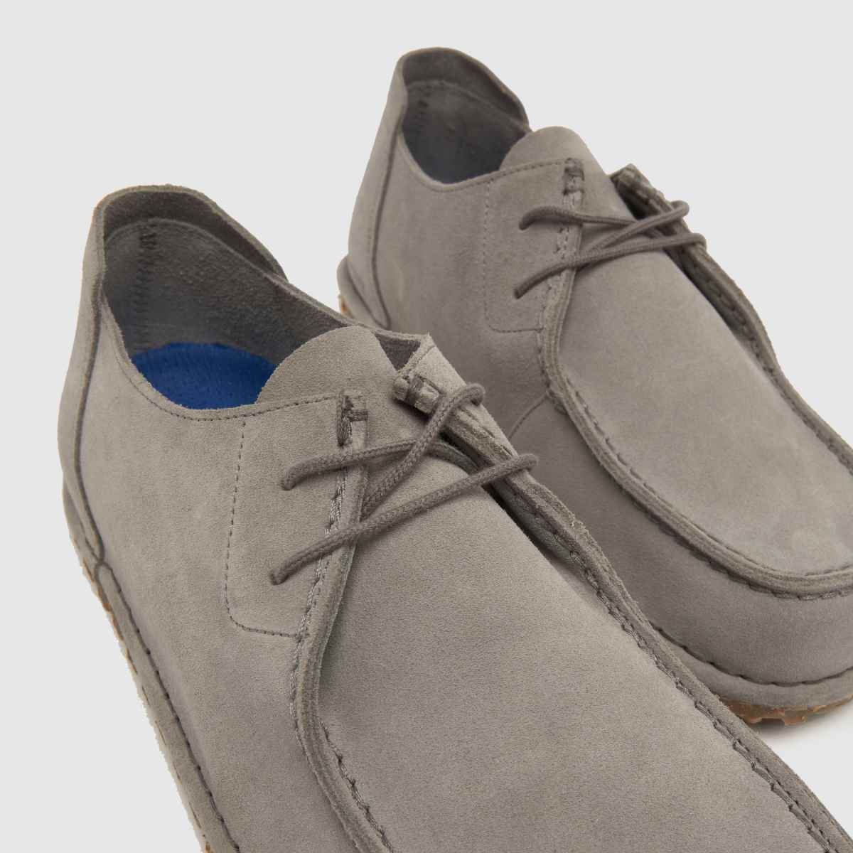 BIRKENSTOCK – Ljusgrå utti-skor med snörning