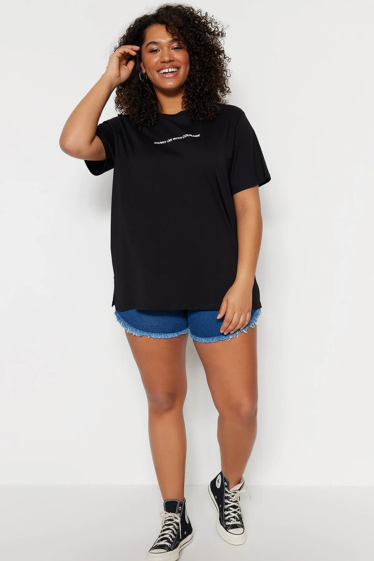 Trendyol Curve  Schwarzes, bedrucktes, kurzes Strick-T-Shirt mit Rundhalsausschnitt TBSSS23BF00022
