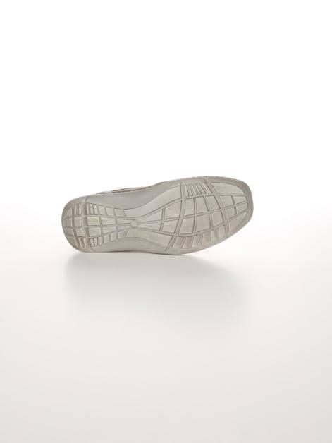 Schnürschuh mit seitlichen Perforationen