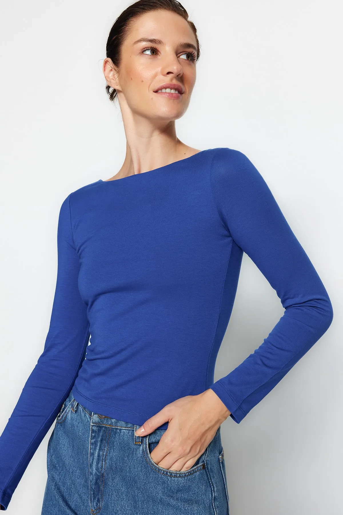 Trendyol Collection  Saks Cotton Stretchy U-Boot-Ausschnitt, taillierte, dehnbare Strickbluse TWOAW24BZ00166