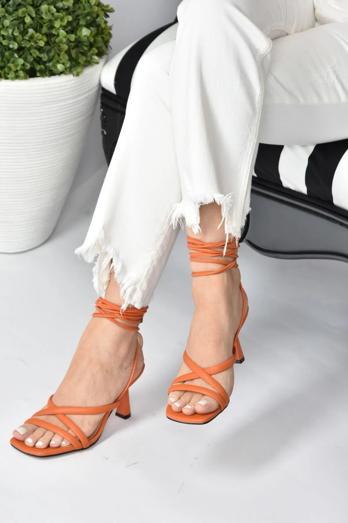 Fox Shoes  Orangefarbene Damenschuhe mit Knöchelriemen und Absatz K404070209