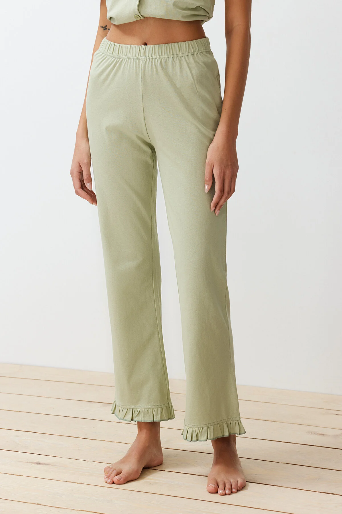 Trendyol Collection  Mintgrünes Pyjama-Set aus 100 % Baumwolle mit Rüschendetail THMSS24PT00223