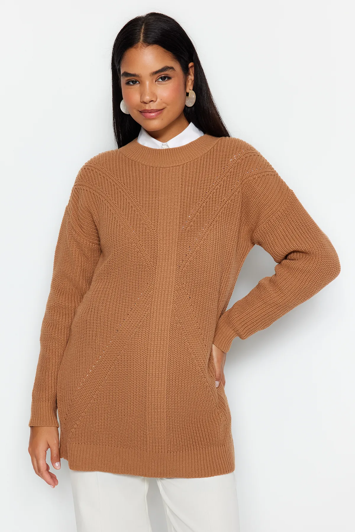 Trendyol Modest  Kamelfarbener Strickpullover mit Rundhalsausschnitt TCTAW24AK00023