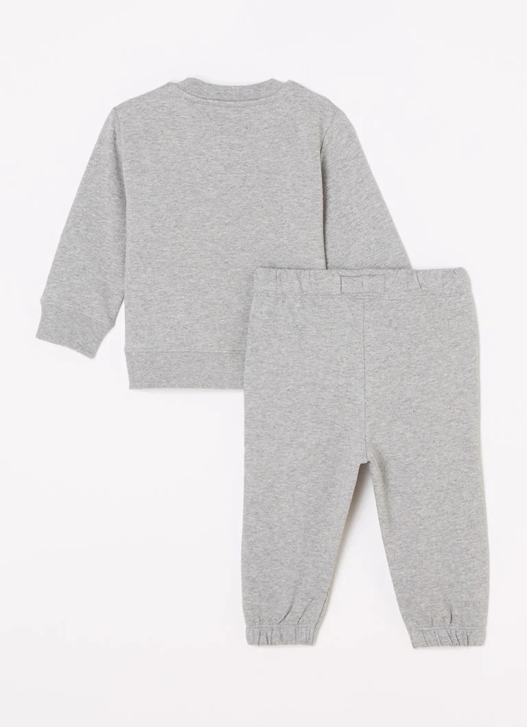 Set Calvin Klein format din două piese, format dintr-un hanorac și pantaloni de trening.