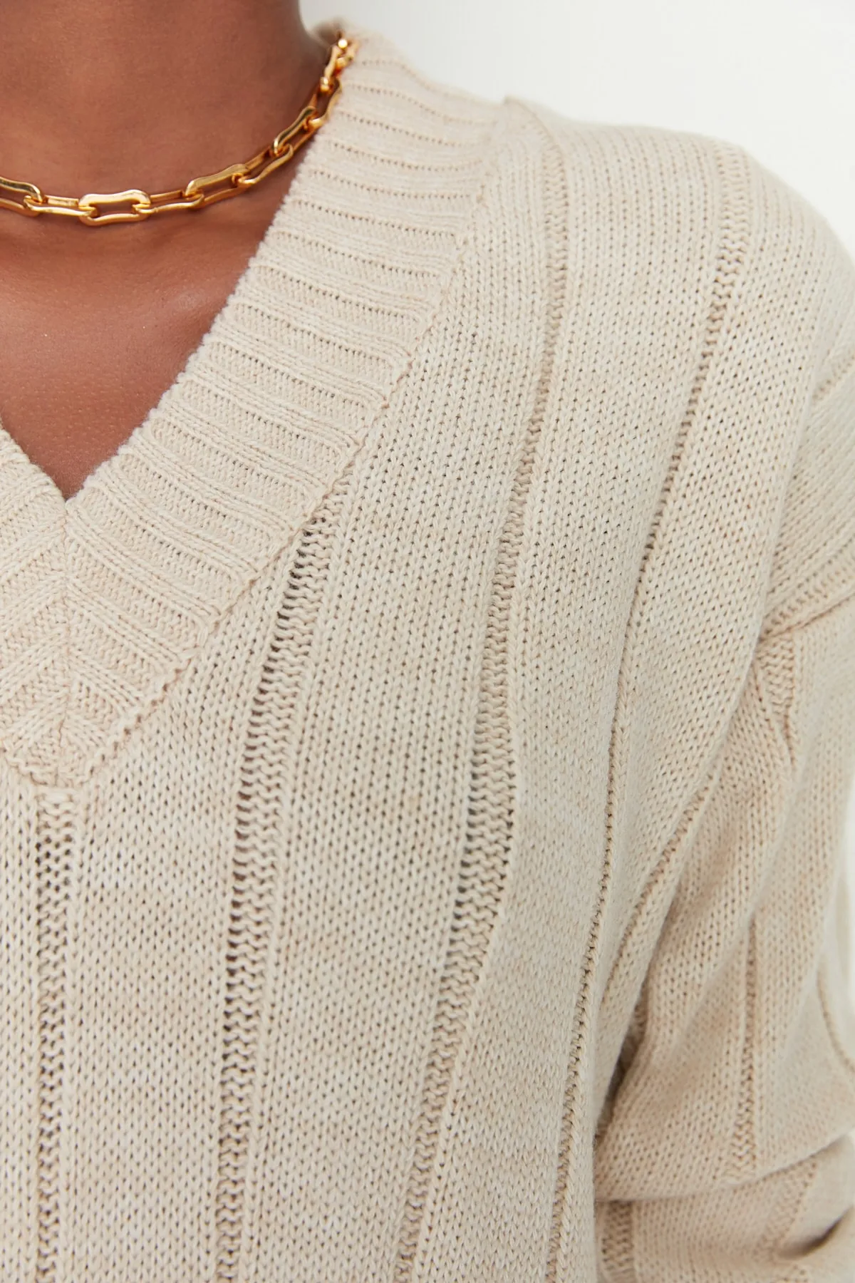Trendyol Collection  Beiges Oversize-Set aus Pullover und Hose mit V-Ausschnitt und Strickoberteil