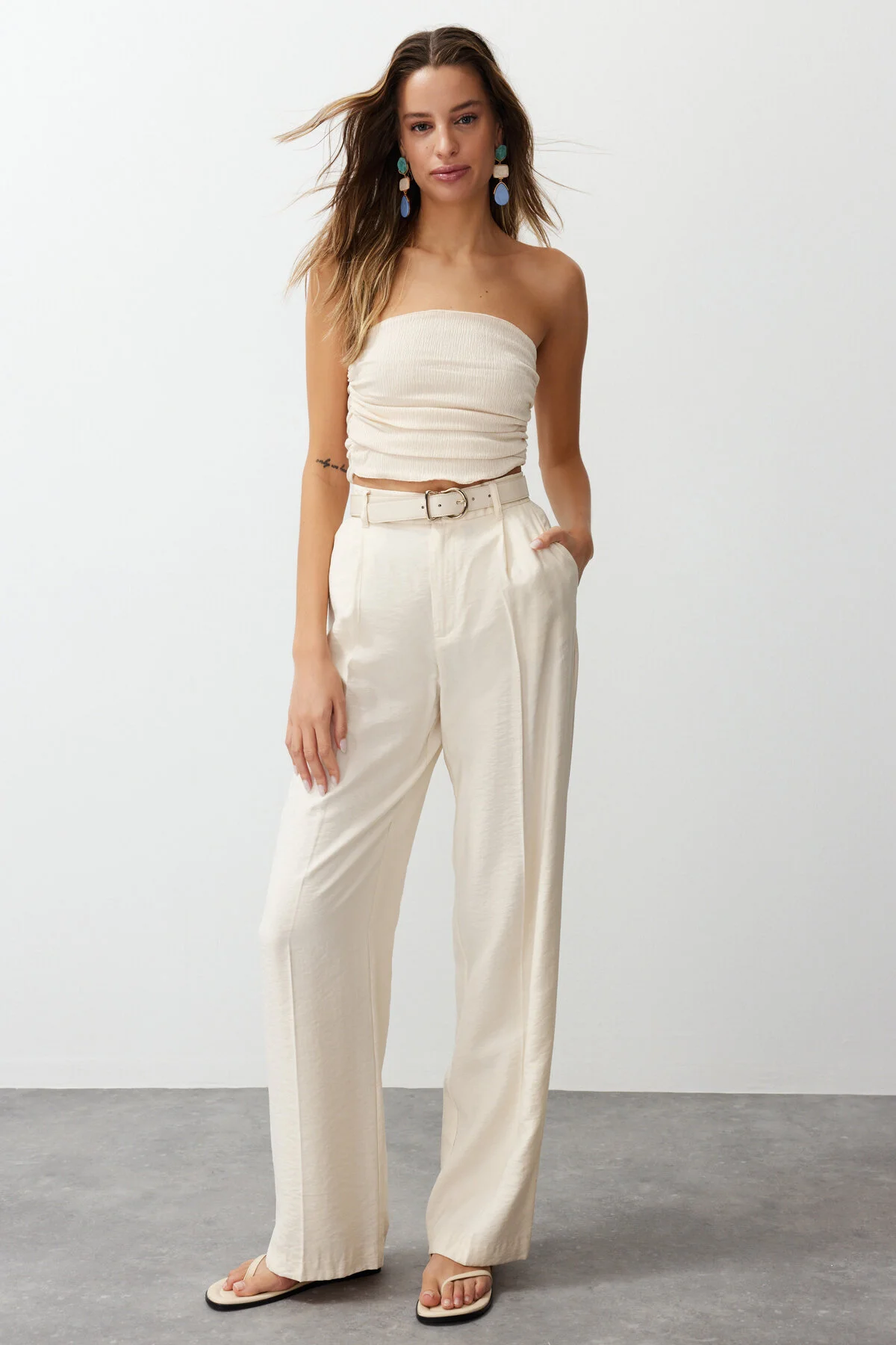 Trendyol Collection  Hochwertige steinerne, trägerlose, geraffte Stretch-Strickbluse TWOSS24BZ00216