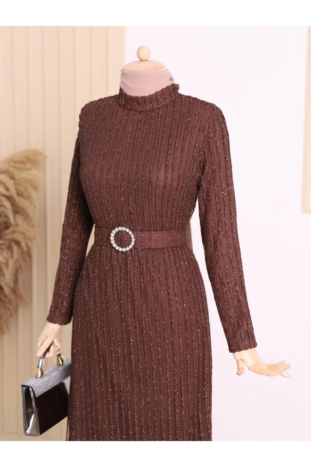 Modamorfo  Kleid aus glitzerndem, gestreiftem Tüll mit Stoned-Gürtel