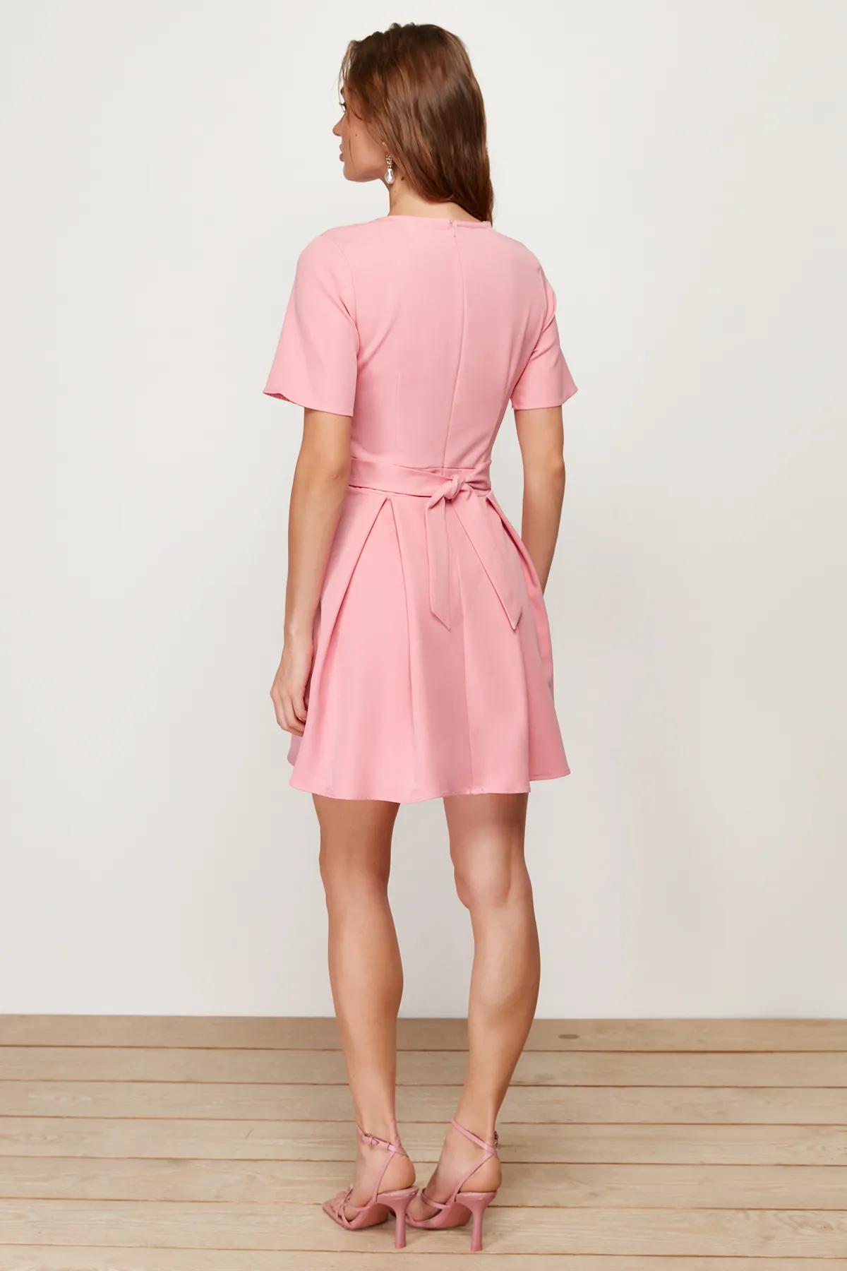 Trendyol Collection  Rosa gewebtes Mini-Kurzarmkleid mit Taillenöffnung und Gürtel TWOSS24EL00504