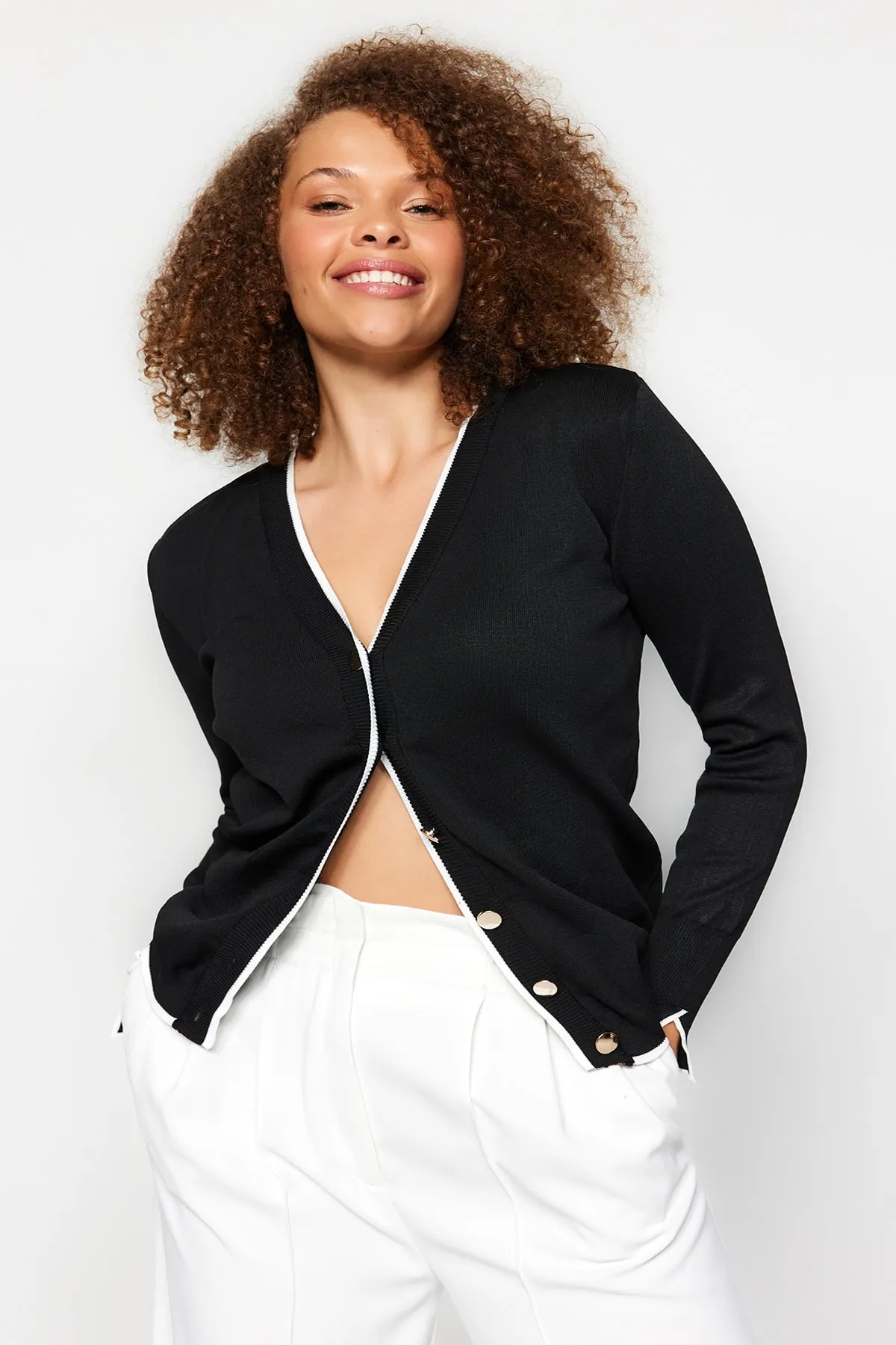 Trendyol Curve  Gestreifter Strick-Cardigan mit schwarzen Goldknöpfen und detaillierten Knöpfen TBBAW24AV00014