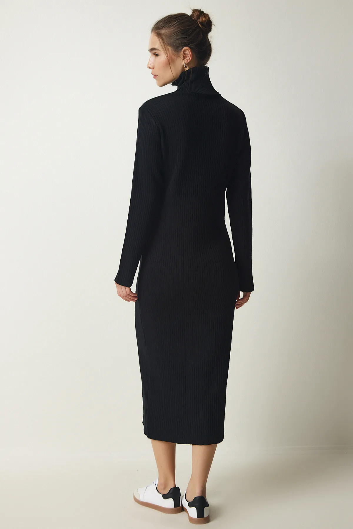 Happiness İstanbul  Schwarzes Strickkleid mit Rollkragen und Schlitz für Damen PF00038