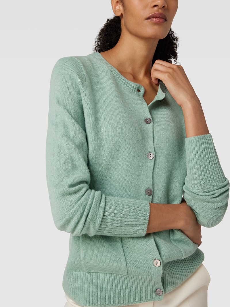 Strickjacke mit Knopfleiste und Eingrifftaschen in schilf