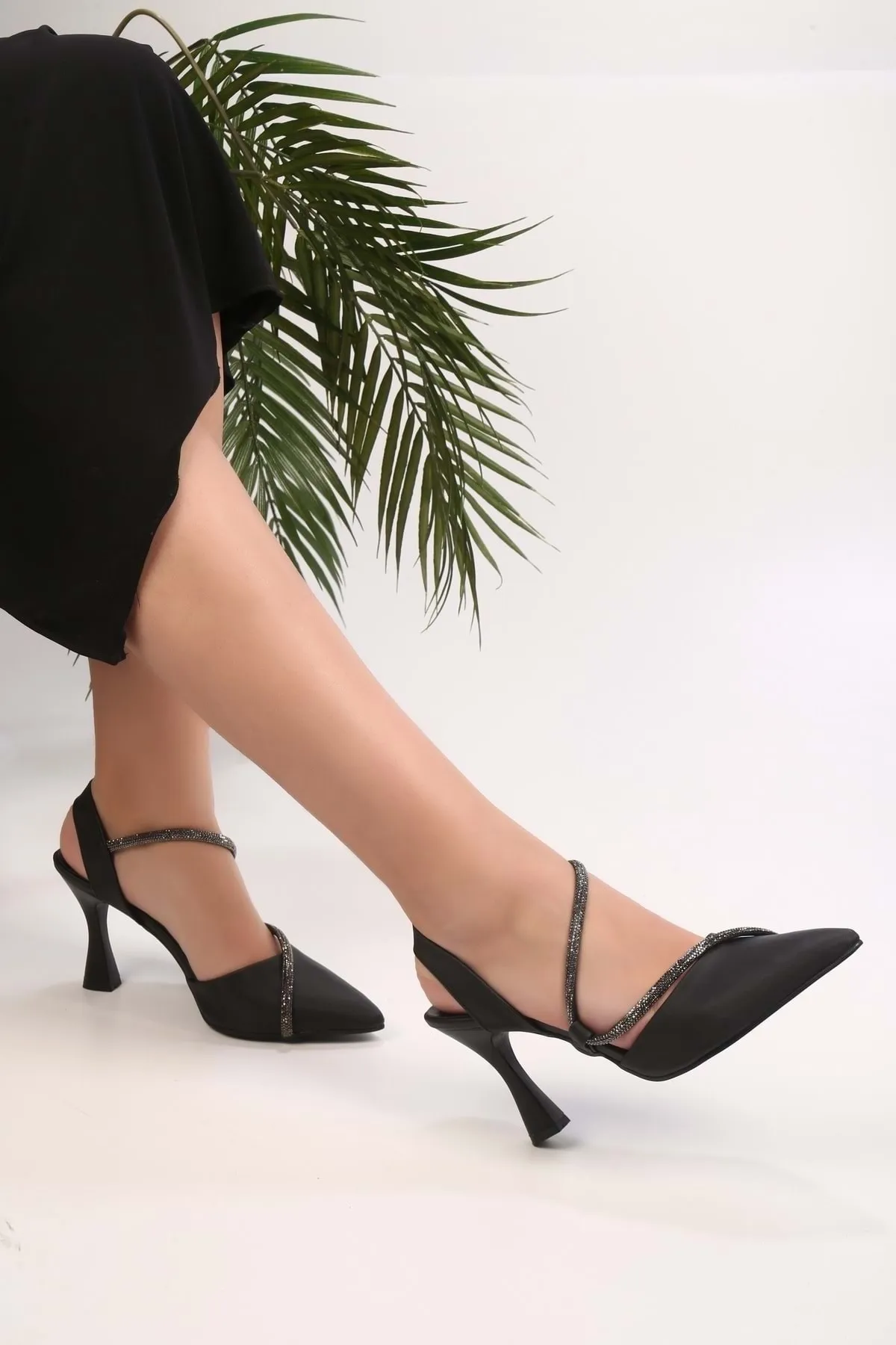 Shoeberry  Silvy-Schuhe mit Absatz aus schwarzem Satin und Stein für Damen