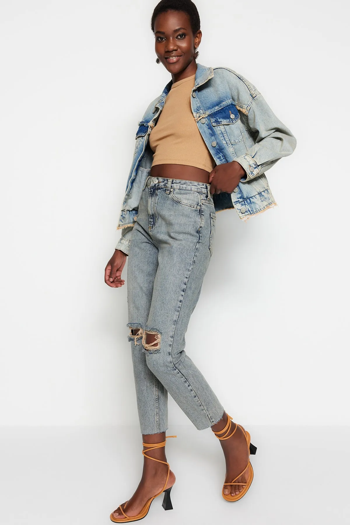 Trendyol Collection  Blaue Mom-Jeans mit zerrissenem Detail und hoher Taille TWOSS20JE0353