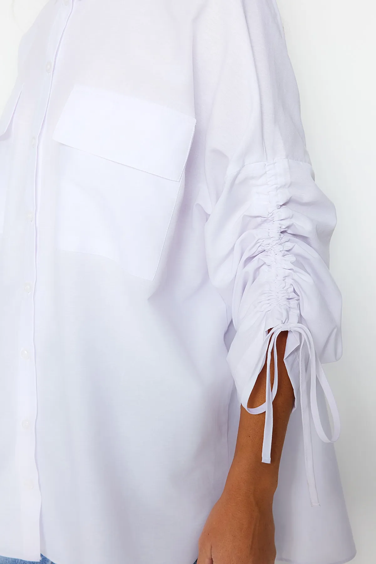 Trendyol Modest  Weißes Hemd aus gewebter Baumwolle mit verstellbaren Ärmeln und Kordelzugdetail TCTSS23TG00011
