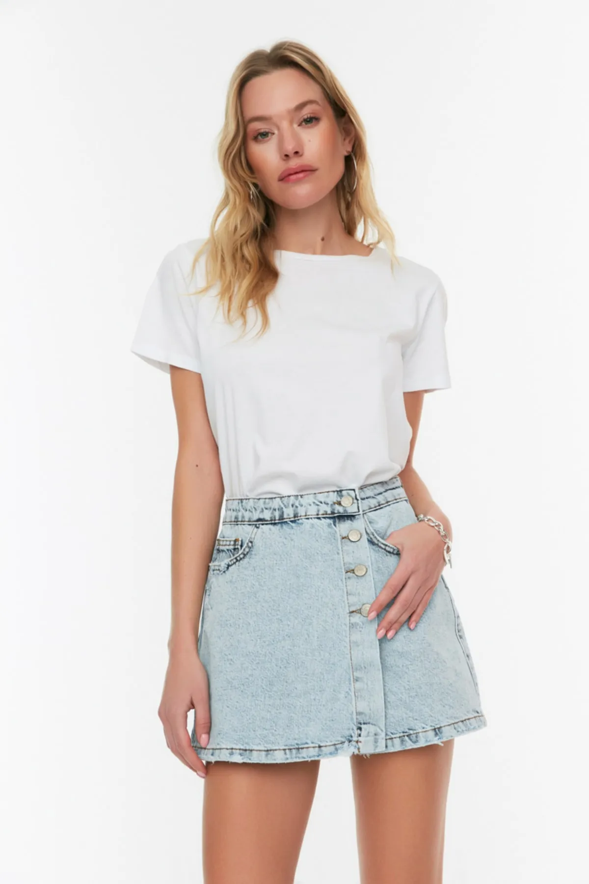 Trendyol Collection  Blauer Jeans-Shorts-Rock mit Knopfleiste und hoher Taille TWOSS22SR0448
