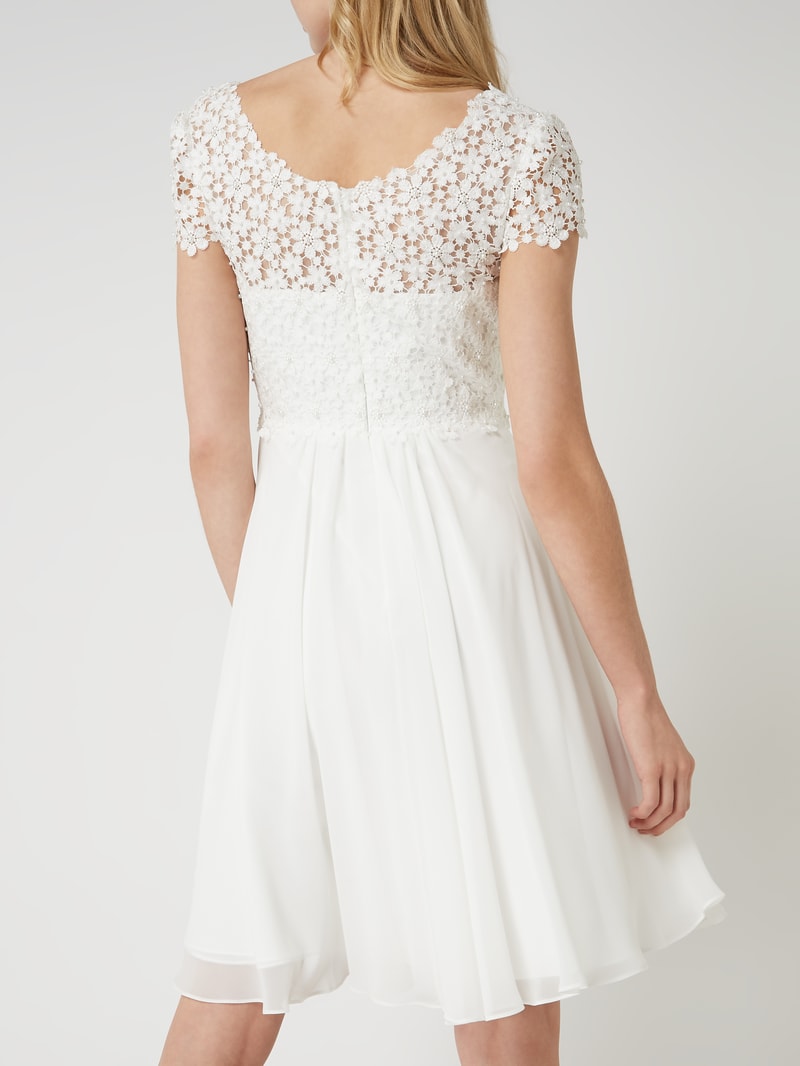 Brautkleid aus Häkelspitze und Chiffon in offwhite