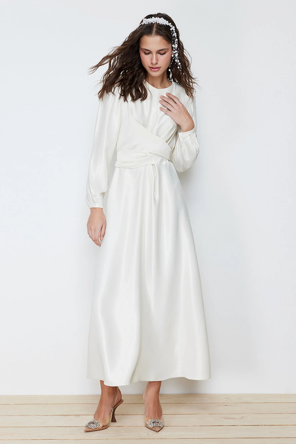 Trendyol Modest  Ecru Zweireihiges, detailliertes langes Hochzeits-/Besondere-Tag-Abendkleid TCTAW22EB0105