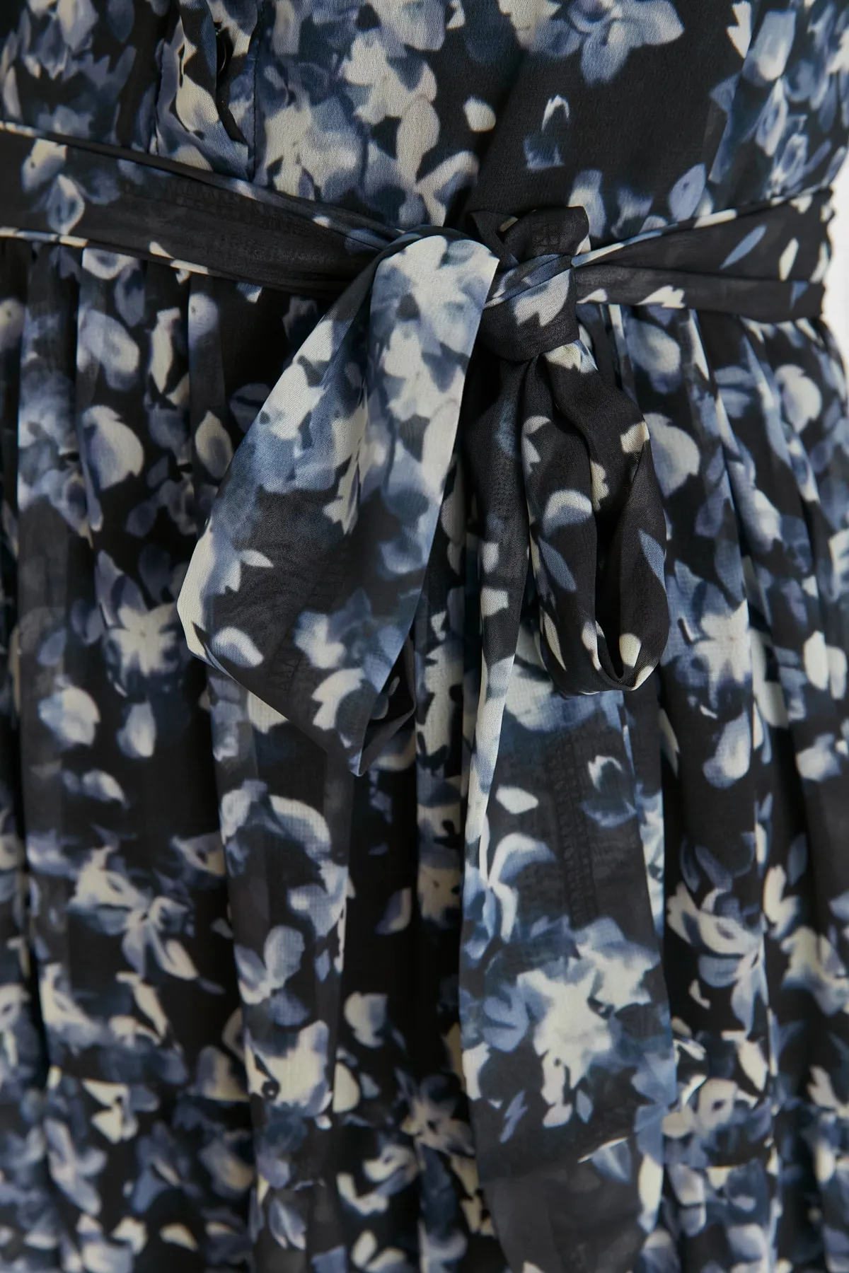 Trendyol Modest  Schwarzes, gefüttertes Chiffon-Kleid mit Blumenmuster, Schärpe und Detail TCTSS21EL3346