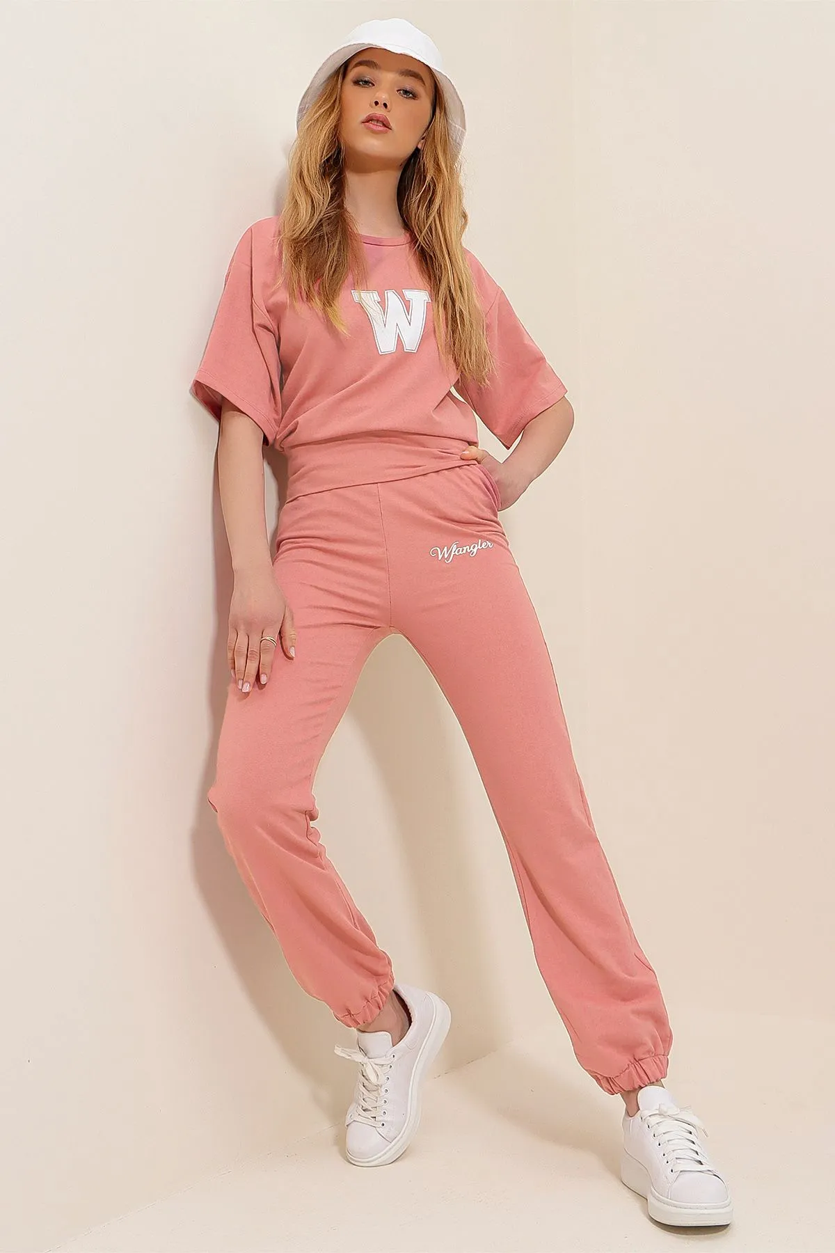 Trend Alaçatı Stili  Trainingsanzug-Set mit Aufdruck W in Puderrosa für Damen ALC-X5889
