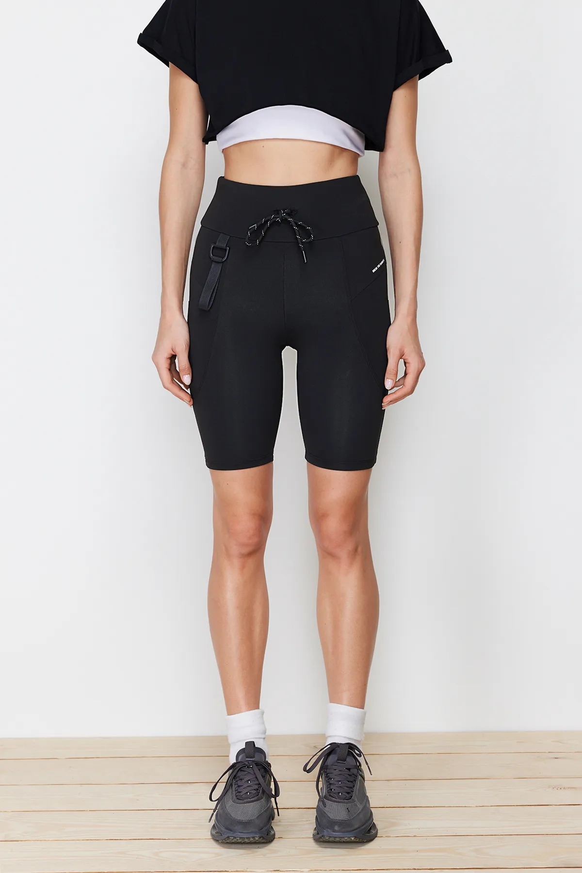 Trendyol Collection  Schwarze matte Restorer-Tasche und Einfassung, detaillierte gestrickte Sport-Biker-/Radfahrer-/Kurz-Leggings THMSS24TY00007