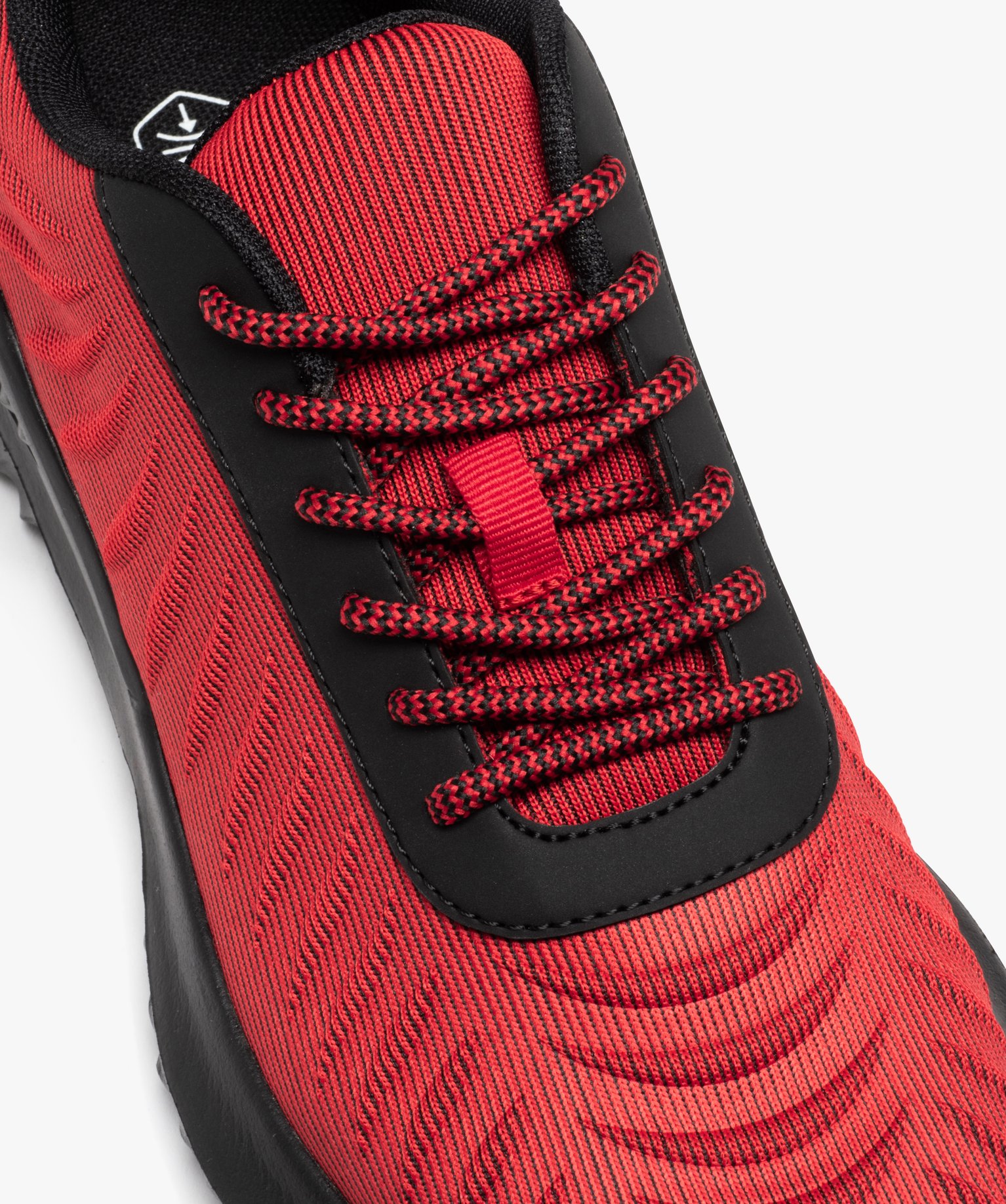 Baskets homme en mesh avec motifs en relief rouge | GEMO