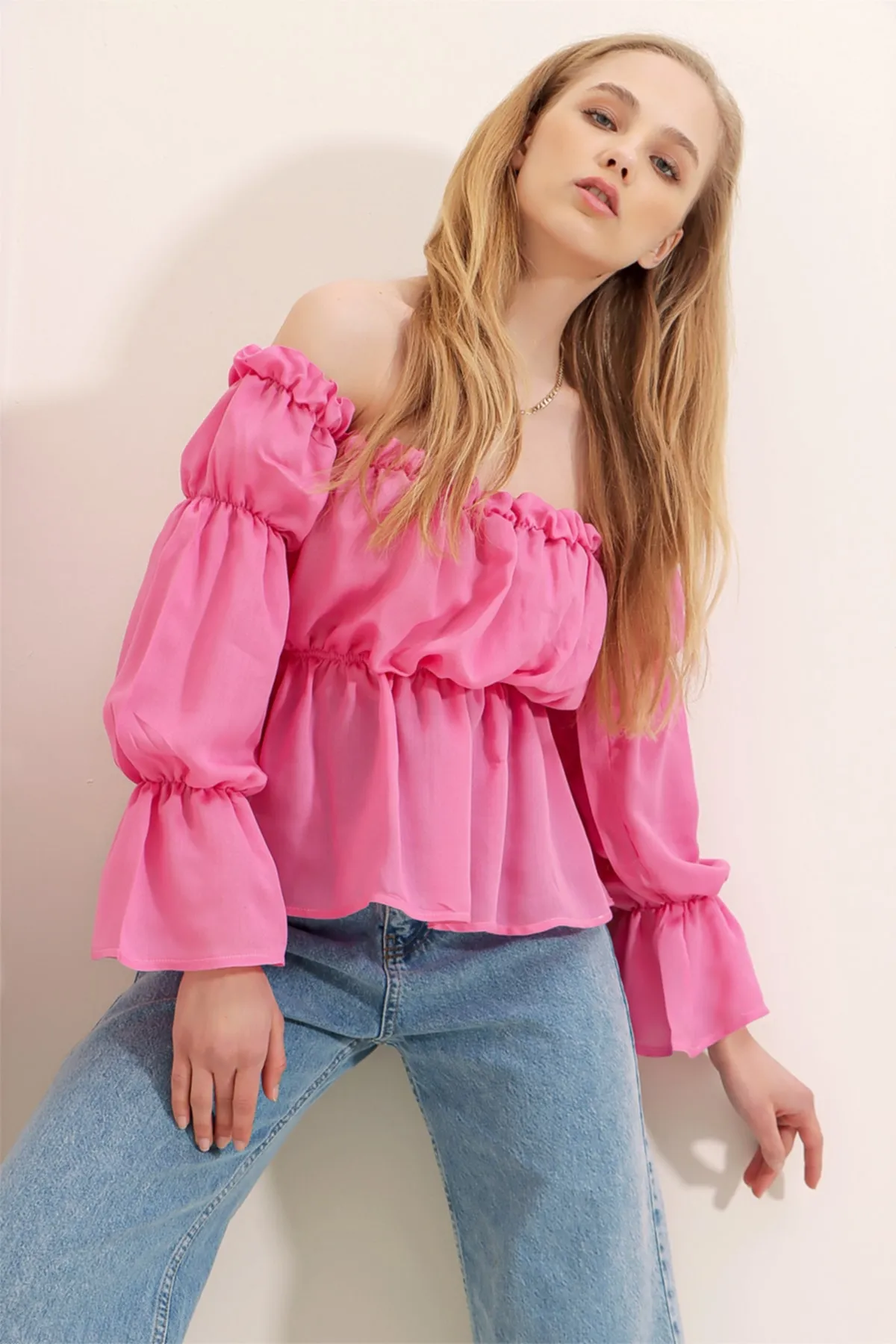 Trend Alaçatı Stili  Candy Pink Madonna-Kragen vorne geraffte und elastische Strickbluse für Damen ALC-X7824