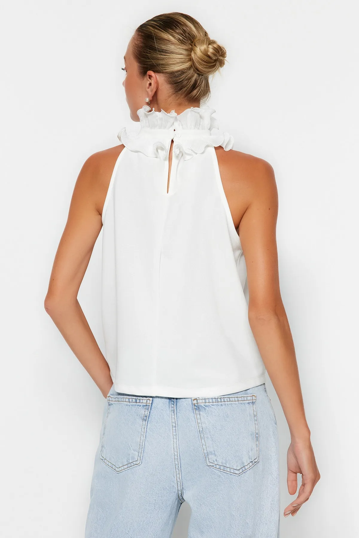 Trendyol Collection  Ecru-Kragen-detaillierte Smart-Crepe-Strickbluse TWOSS23BZ00932