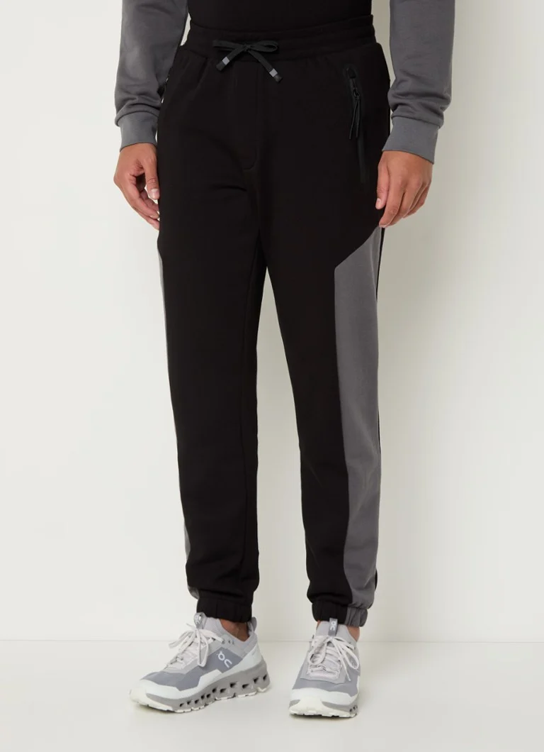 Emporio Armani sašaurinātas sporta bikses ar logotipu un rāvējslēdzēja kabatām
