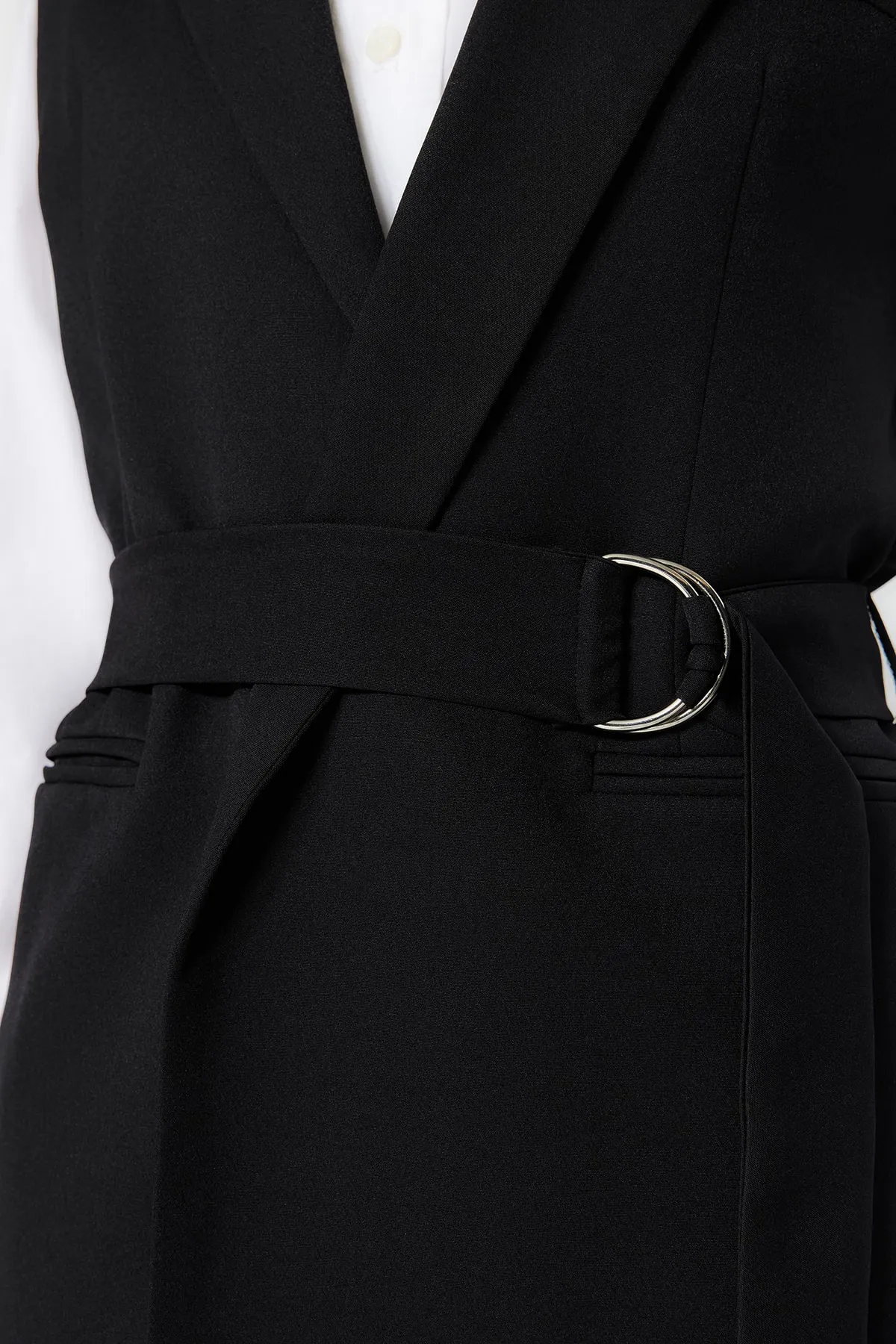 Trendyol Modest  Schwarze, gewebte, gefütterte Weste mit Taillengürtel TCTSS23YL00021