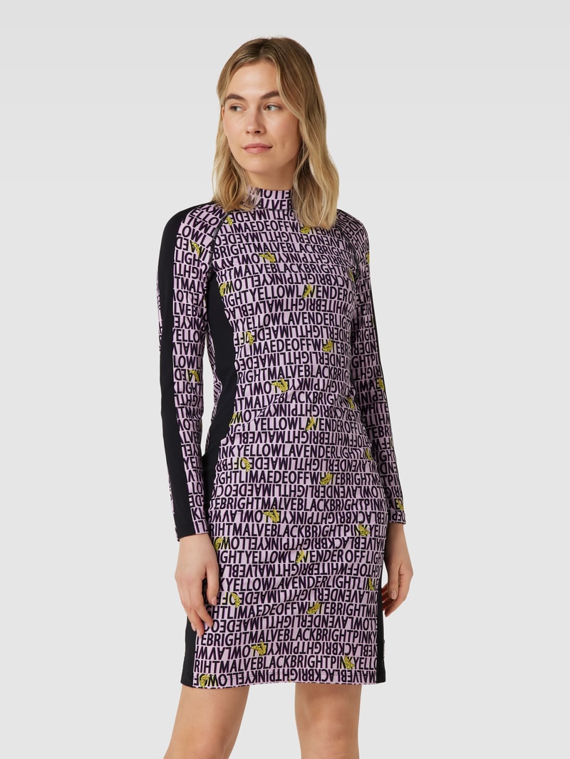 Knielanges Kleid mit Allover-Statement-Print in flieder