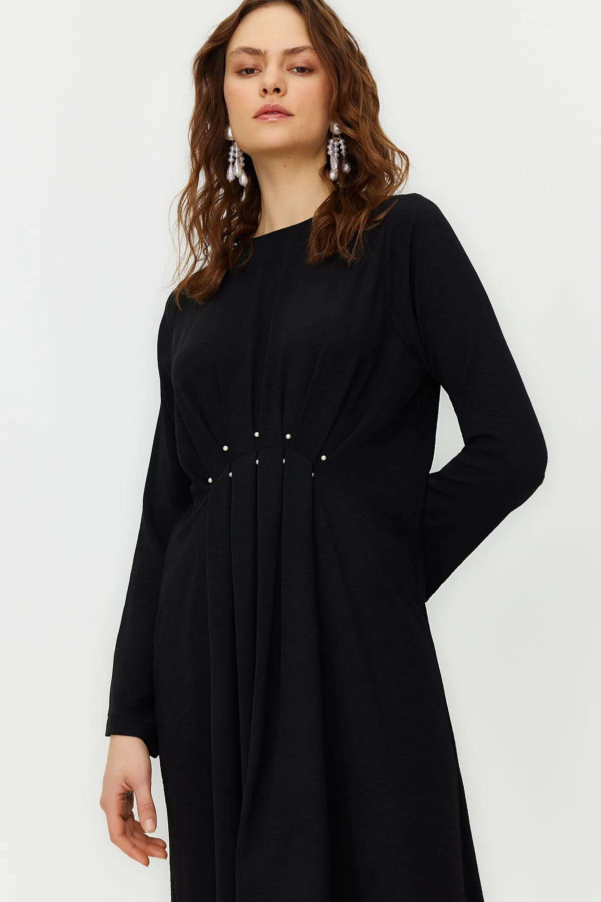 Trendyol Modest  Schwarzes, mit Perlen besetztes Aerobin-Webkleid TCTSS24EB00030