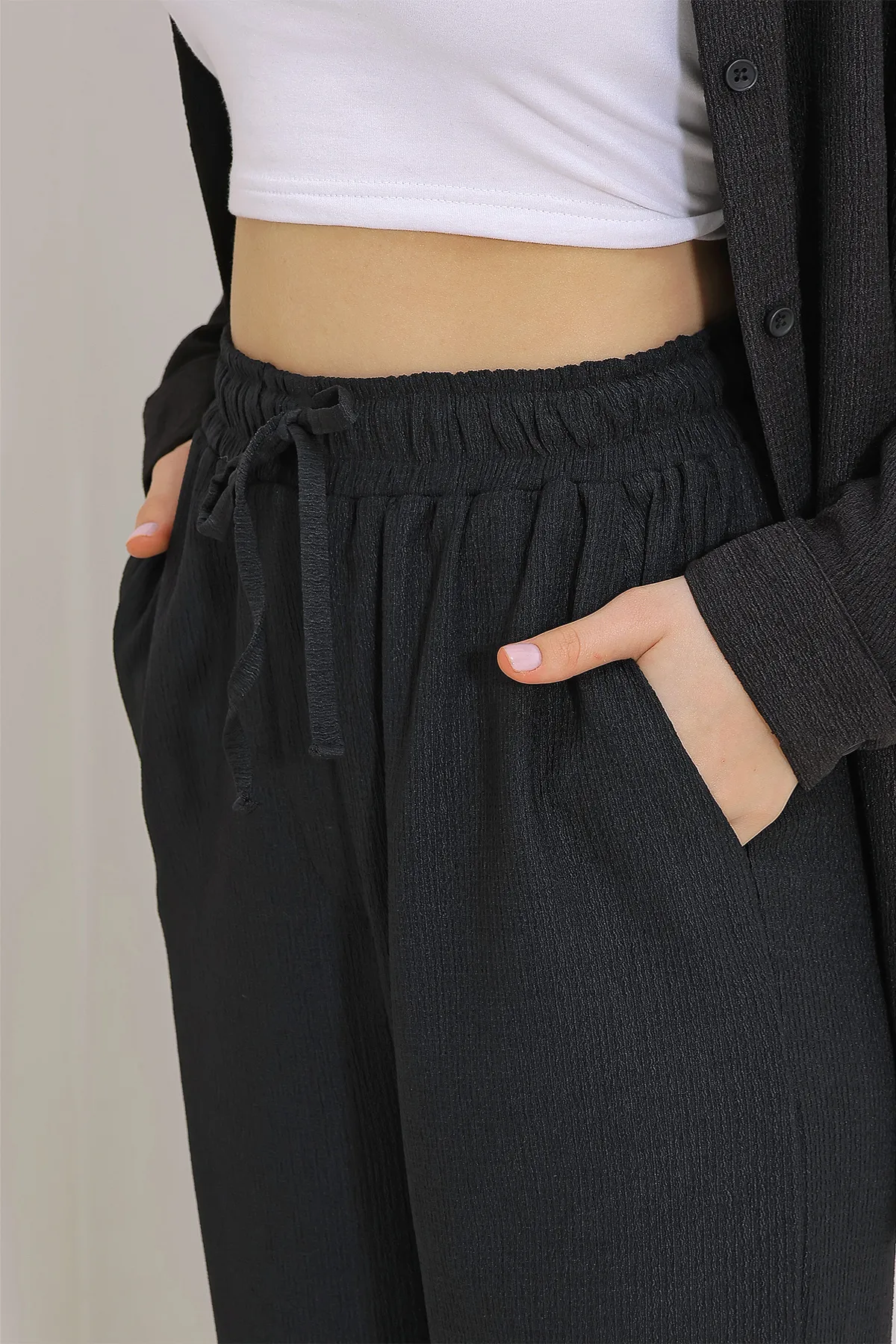Trend Alaçatı Stili  Schwarzes Oversize-Shirt und locker geschnittene Crinkle-Hose-Set für Damen ALC-X9652