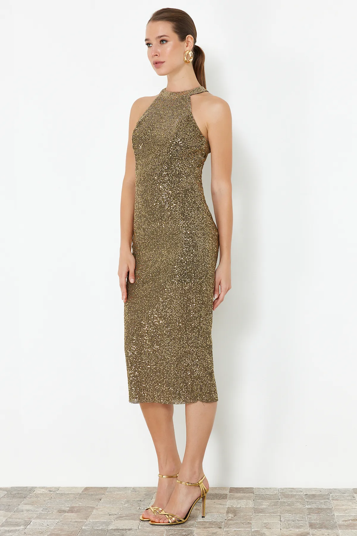 Trendyol Collection  Goldfarbenes, tailliertes, gestricktes, gefüttertes, glitzerndes, elegantes Abendkleid mit Pailletten TPRAW24EL00233
