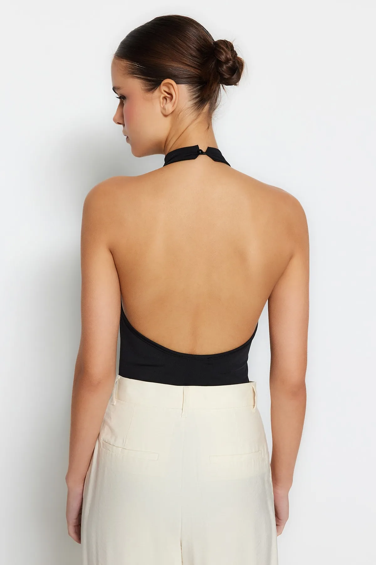 Trendyol Collection  Schwarzer, tief ausgeschnittener Strickbody mit Stehkragen und Druckknöpfen TWOSS23BD00037