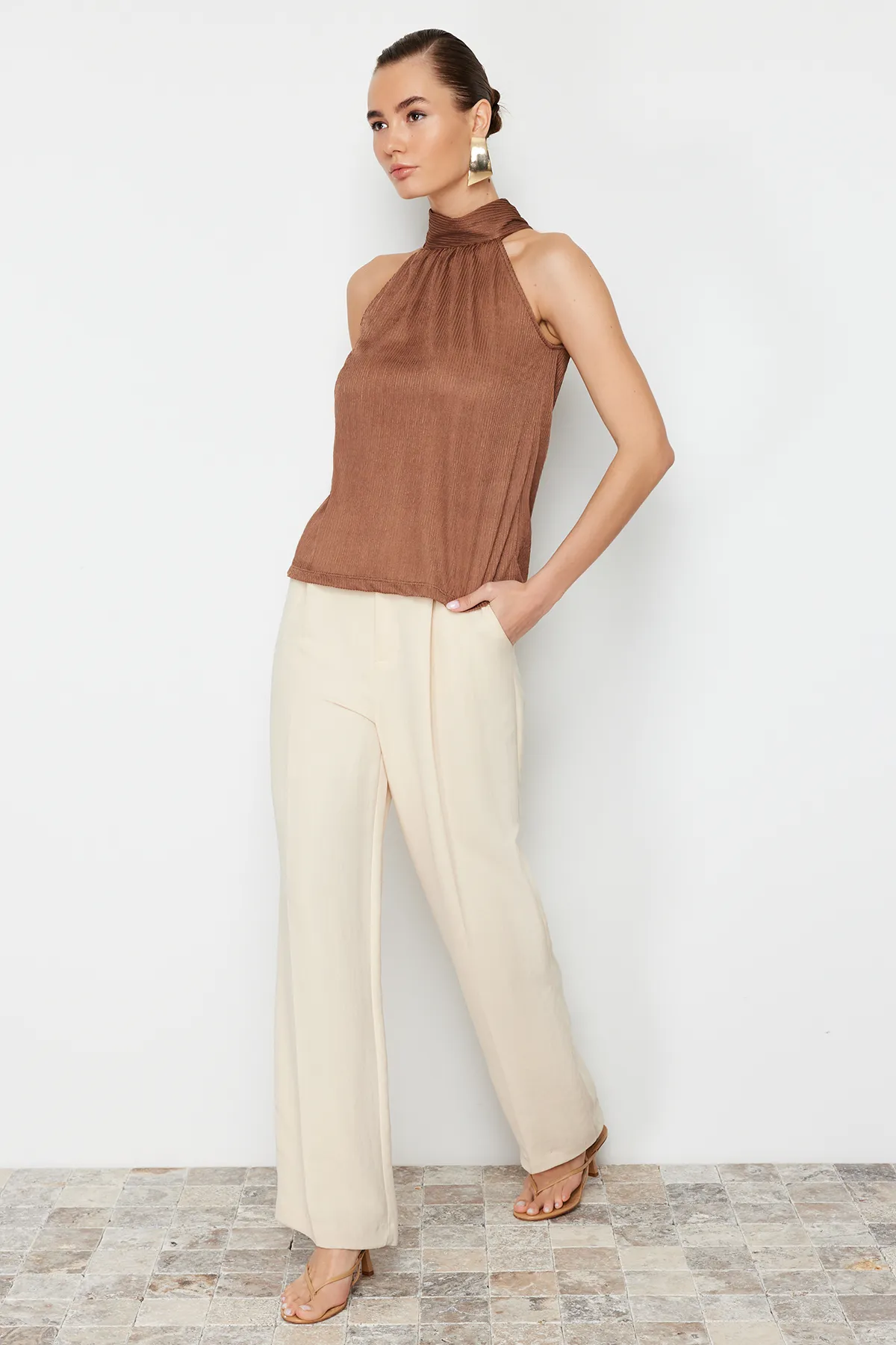 Trendyol Collection  Braune, hochgeschlossene, plissierte Strickbluse mit normaler Passform TWOSS23BZ00952