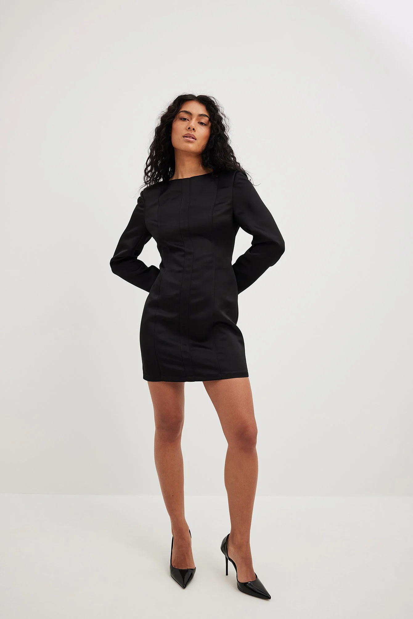 Satin-Minikleid mit Nahtdetail