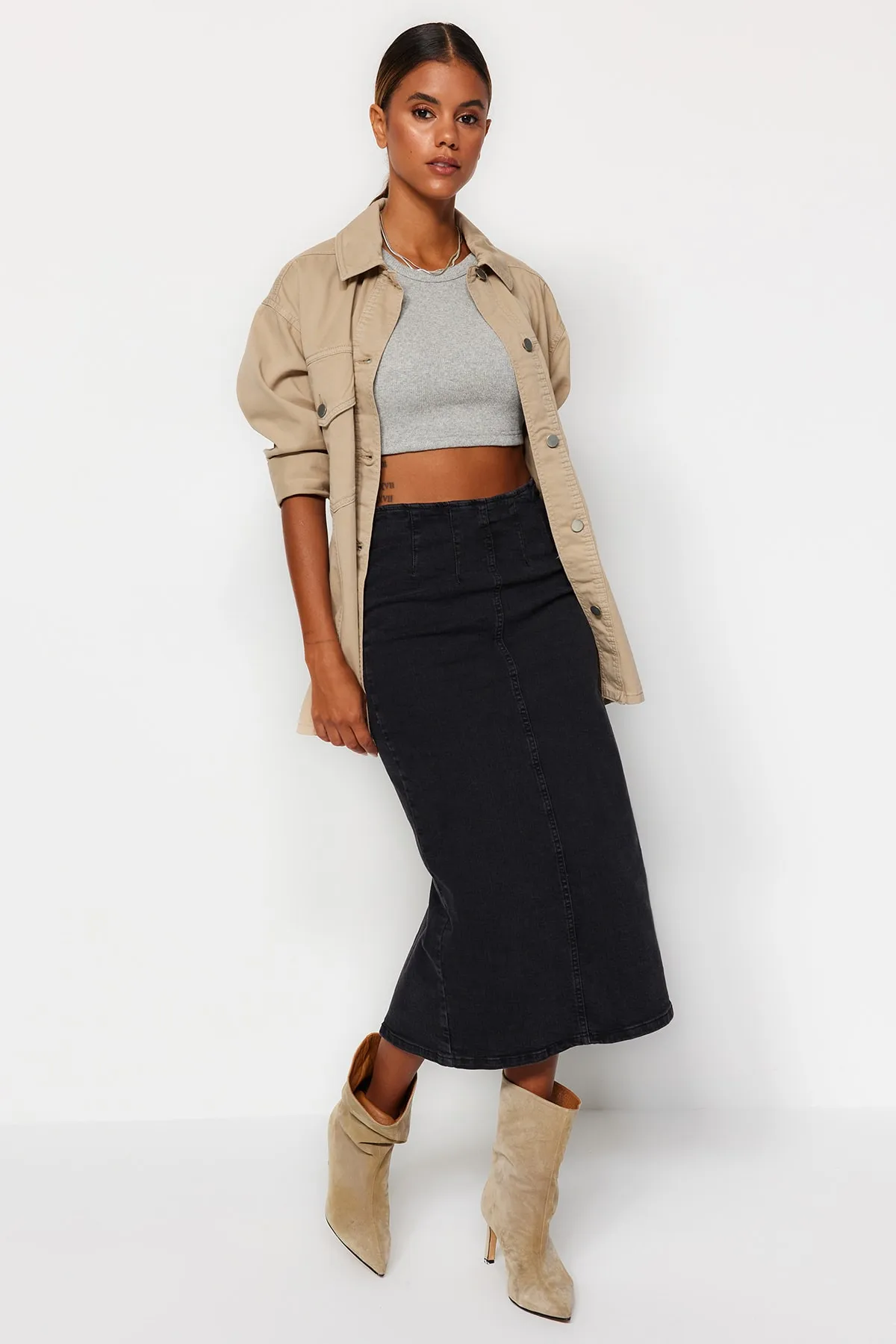 Trendyol Collection  Schwarzer Midi-Jeansrock mit Ziernähten TWOAW24ET00057