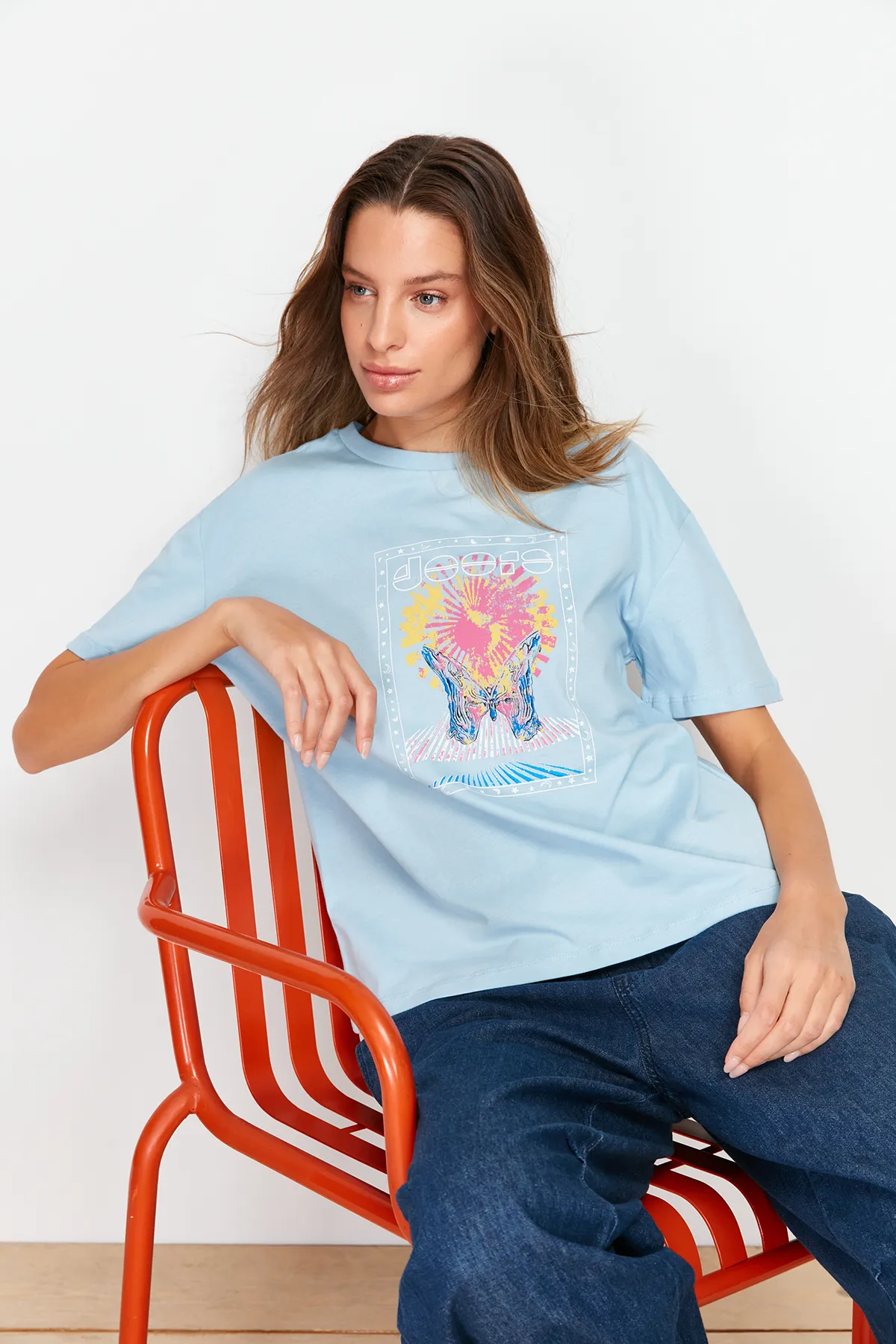 Trendyol Collection  Hellblaues, bedrucktes, lockeres/weites, entspanntes Strick-T-Shirt mit Rundhalsausschnitt aus 100 % Baumwolle TWOSS22TS1145