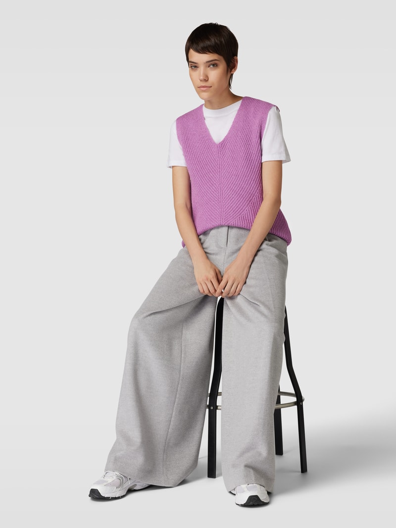 Pullunder in unifarbenem Design mit V-Ausschnitt in violett