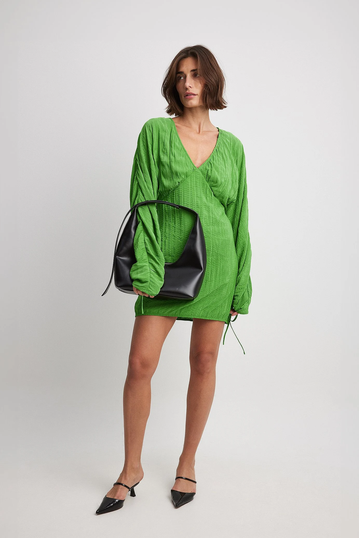 Geknittertes Minikleid mit Schnürung